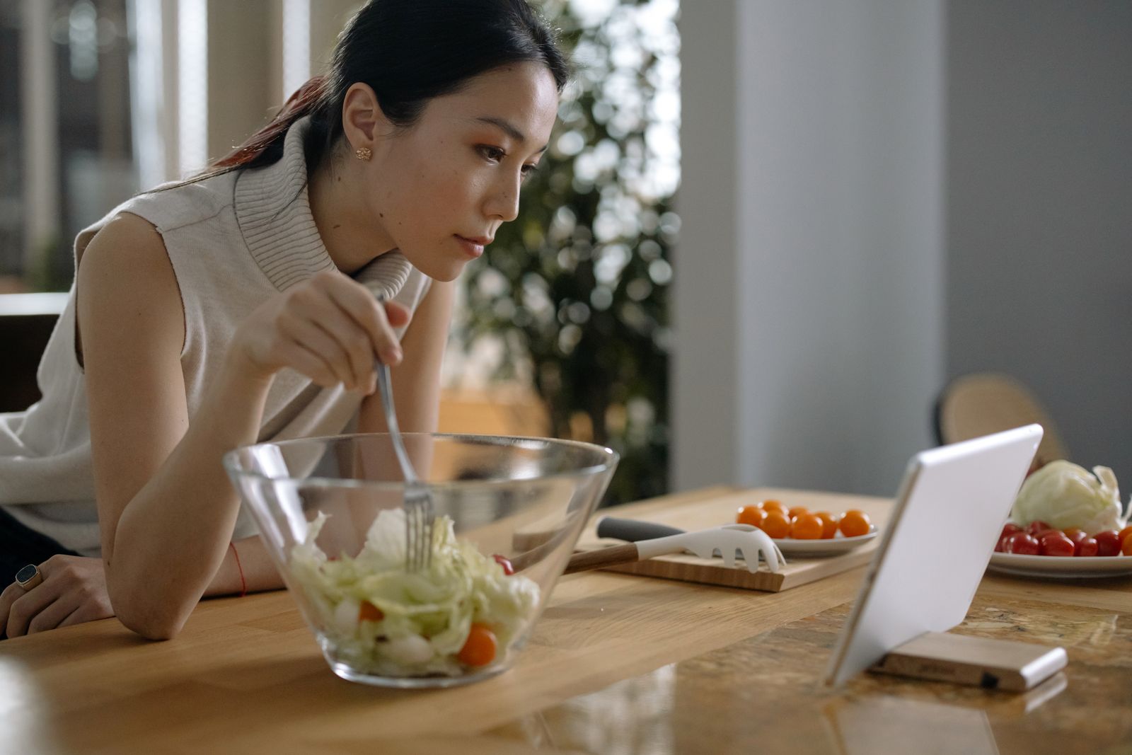 A Knoxville homeowner pricing a window clean at the kitchen table